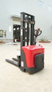 รถยกไฟฟ้า ยกสูง 3000 มม. แบตเตอรี่ตะกั่ว-กรด 48V งาสูง 1500 มม. แบบสามตอน ยางตัน ใช้ภายในอาคาร - Product Image 4