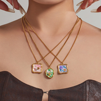 Collier ras du cou vintage pour femme en acier inoxydable plaqué or 18 carats avec pendentif 3D fleur, papillon et perle effet goutte d'huile