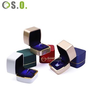 Boîtes à bijoux en plastique LED personnalisées de qualité supérieure, blanches et rouges, pour colliers, bracelets, bagues et boucles d'oreilles. - Product Image 2