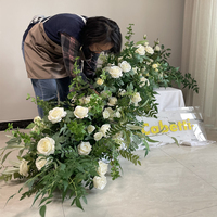 Arches florales au sol haut de gamme en soie à motif floral, uniques pour cérémonies de mariage en bord de mer, tendance printemps, colorées
