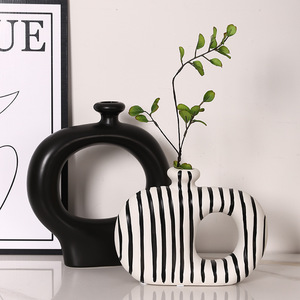 Jarrón de Cerámica Moderno con Diseño de Nudos de Cuerda de Mystic Arts para Decoración del Hogar y Exhibición en la Entrada - Product Image 1