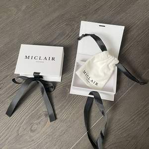 Cajas de Regalo de Joyería Mini Personalizadas con Logotipo en Lámina Dorada, Caja Blanca con Lazo Negro para Empaque de Collares y Aretes de Marca - Product Image 2