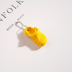 พวงกุญแจรองเท้า Croc รุ่นใหม่ ตกแต่งด้วยหัวเข็มขัดขนาดเล็ก ดอกไม้ประดับรองเท้า DIY พวงกุญแจโลหะขนาดเล็กน่ารัก - Product Image 5