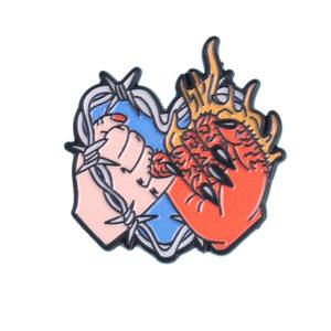 Broche Émail Unique Cœur Gothique Sombre Design <span class=keywords><strong>Pacte</strong></span> du Diable Humain Accessoires Pendentif Sac Vêtements En Stock Vente en Gros - Product Image 5