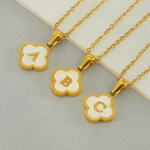 Collier tendance trèfle à quatre feuilles en acier inoxydable plaqué or 18 carats PVD avec pendentif 26 lettres, collier fleur tendance, vente en gros - Product Image 2