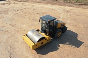 Rodillo Vibratorio de Un Solo Tambor de 129kw 520F, 20 <span class=keywords><strong>Toneladas</strong></span>, para Construcción de Carreteras, en Oferta, Buen <span class=keywords><strong>Precio</strong></span> - Product Image 2