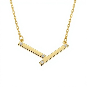 Collier pendentif géométrique en or jaune 18 carats avec diamant taille brillant rond serti à griffes, bijou unisexe minimaliste en forme de V - Product Image 1