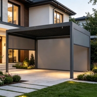 Auvent de terrasse électrique moderne en aluminium avec toit à lamelles télécommandé, système bioclimatique en aluminium pour l'ombrage des terrasses et jardins.