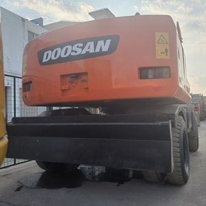 Excavatrice sur pneus Doosan DH150W d'occasion, modèle 2023, moteur personnalisable, machinerie d'origine, prix compétitif, faible nombre d'heures de fonctionnement - Product Image 4
