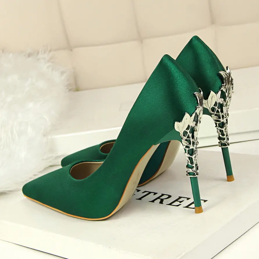 Scarpe da donna all'ingrosso nuove pompe da discoteca scarpe da sposa Syper High Hill 10 Cm tacchi a spillo di lusso da donna Online