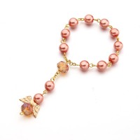 Bracelet extensible tendance avec perles de chapelet colorées et pendentif croix aile d'ange, cadeau idéal pour les fêtes et souvenir de baby shower pour filles