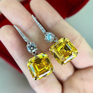 Orecchini a Gancio con Fiocco di Neve in Cristallo Giallo per Donne, Eleganti Accessori con Dettagli Pavé per Uso Quotidiano e Feste - Product Image 1