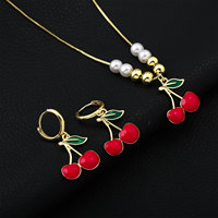 Boucles d'oreilles pendantes en forme de fruits (cerise, fraise, pomme) en émail rouge, avec breloques dorées, style Huggie Hoop, cadeau de bijoux pour femme