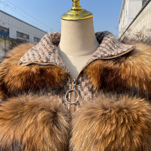 QIUCHEN - QC19017 <span class=keywords><strong>Cappotto</strong></span> in Vera Pelliccia Taglie Forti da <span class=keywords><strong>Donna</strong></span> Giacca Corta Calda Invernale alla Moda in Vera Pelliccia di Procione - Product Image 4