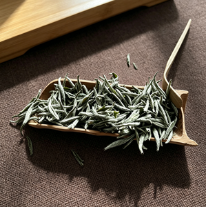 Thé Blanc Bio Fuding Silver Needle de Haute Montagne 2026 Baihao Yinzhen Pure Buds Alpine Ecological en Vrac Vente en Gros OEM - Product Image 1