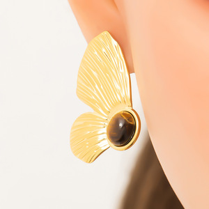 Boucles d'oreilles clous papillon plaqué or 18 carats avec pierre naturelle, design insecte, pour usage quotidien - Product Image 2