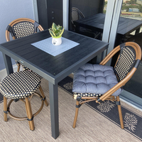 Chaise de bistrot empilable en rotin plat PE avec finition bois en aluminium pour café et restaurant