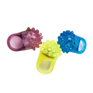 Anello luminoso a <span class=keywords><strong>LED</strong></span>-anelli morbidi lampeggianti colorati nuovi Glow in the Dark feste bomboniere per adulti bambini festa regali di Halloween