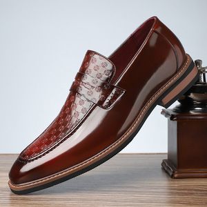 Zapatos de vestir formales de estilo británico con punta en pico, de cuero genuino, casuales y elegantes, con decoración grabada. - Product Image 5