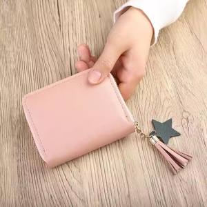 THK0176 Vente en gros de portefeuilles porte-monnaie courts multifonctionnels de style mignon pour femmes, portefeuille à glissière avec pompon - Product Image 3