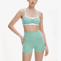 Ensemble 2 pièces tendance : Haut de sport froncé superposé pour femme et short taille haute sculptant, idéal pour le fitness et le Pilates, avec rembourrage frontal