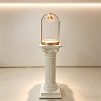 Présentoir Colonne Blanche Vintage de Luxe sur Pied, Style Colonne Romaine Antique, avec Cloche en Verre pour Galeries d'Art et Musées