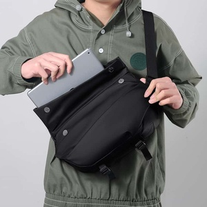 Sac banane minimaliste noir en nylon de 5 pouces avec fermeture éclair, imperméable, pour homme, toutes saisons, portable, pour les voyages en plein air - Product Image 5