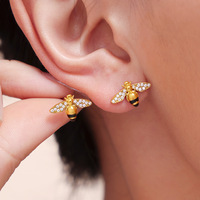 Parure 4 pièces anti-ternissement en acier inoxydable plaqué or 18 carats avec collier, bagues, bracelet et boucles d'oreilles abeilles serties de zircone cubique pour femme