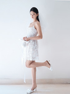 La Sposa è una Super Fata, con un Velo Floreale Bianco e un Accessorio per Capelli Corti con Bordo Soffice - Product Image 3