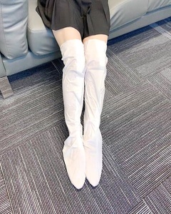 Masque Chaussettes Exfoliantes Coréennes en Gros pour Éliminer les Callosités, à la Vitamine C et à l'Acide Hyaluronique, Hydratant, pour Pédicure et Peeling des Pieds - Product Image 5