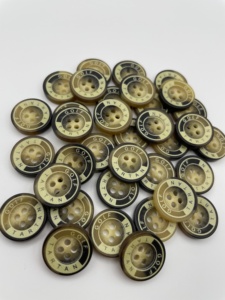 Tùy chỉnh in ấn logo người đàn ông áo sơ mi may may 4 lỗ nút nhựa - Product Image 4