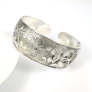 <span class=keywords><strong>Bracelet</strong></span> tibétain en métal sculpté à la main pour femmes avec une fleur de cerisier, <span class=keywords><strong>bracelet</strong></span> large gravé à la main vintage, fleur de <span class=keywords><strong>lotus</strong></span> - Product Image 4