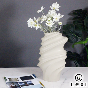 Jarrón de Cerámica Moderno con Diseño de Espirales en Capas, Perfecto para Flores Secas, Arreglos de Pampas y Ramas Individuales en la Sala de Estar - Product Image 1