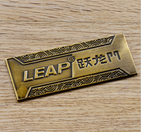 Plaque de badge nominative en métal imprimable avec logo et nom gravés au laser