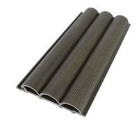 Panneaux muraux de luxe imperméables et ignifuges en WPC pour le revêtement extérieur de la maison en bois composite résistant aux UV
