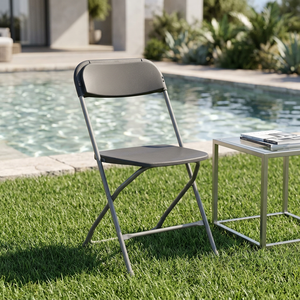 Chaise pliante en plastique gris avec structure en acier, design minimaliste, durable et légère, pour usage extérieur et intérieur, événements en plein air - Product Image 1