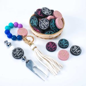 Venta al por mayor fabricante pesadilla en la calle principal de silicona cuentas focales pluma encanto personaje pluma silicona focal cuenta - Product Image 3