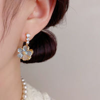 Anting Bunga Dua Sisi Berlapis Emas 14K dengan Zirkon, Perhiasan Telinga Gaya Tipis Mewah Ringan yang Manis dan Elegan untuk Wanita.