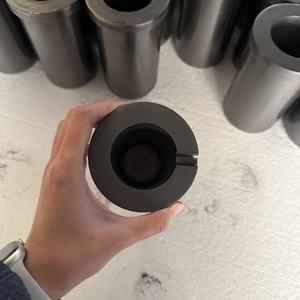 <span class=keywords><strong>Creuset</strong></span> en graphite de qualité industrielle haute pureté avec encoche de coulée, <span class=keywords><strong>vente</strong></span> directe <span class=keywords><strong>usine</strong></span> pour la fusion et <span class=keywords><strong>le</strong></span> moulage à haute température - Product Image 1