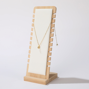 Support de présentation de bijoux en bois de luxe personnalisé avec logo, surface en daim/cuir PU, pour collier, bracelet, pendentif - Product Image 1