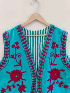 Chaleco Bordado Suzani de Terciopelo Hecho a Mano |   Chaleco Boho Hecho a Mano |   Chaqueta Vintage con Estampado Floral para Mujer, Regalo para Ella - Product Image 2