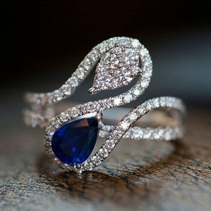 Anello con zircone a goccia blu, gioiello unisex elegante e di tendenza, accessorio regalo alla moda. - Product Image 1