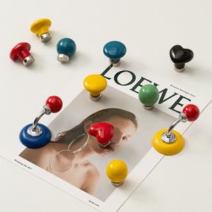 Aimant de réfrigérateur en bois massif sans boule de poinçonnage Crochet magnétique en forme de coeur Aimant de porte antivol Aimant pour ongles sans trace pour usage domestique - Product Image 1