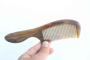 หวีผมทำจากเขาควายแบบดั้งเดิม ผลิตจากเขาควายธรรมชาติ ดีไซน์ฟันหวีเรียบ สำหรับผู้ชายและผู้หญิง ใช้สำหรับจัดแต่งทรงผมทุกวัน - Product Image 5