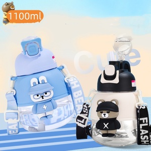 Botella de agua de plástico con funda de oso de dibujos animados en 3D, botella portátil para beber al aire libre, 1100ml, novedad al por mayor - Product Image 1