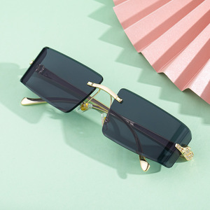 Gafas de Sol sin Marco para Mujer DG-98309, Lentes de PC con Protección UV400, Detalle de Diamantes de Imitación Negros, Diseño Transversal - Product Image 2