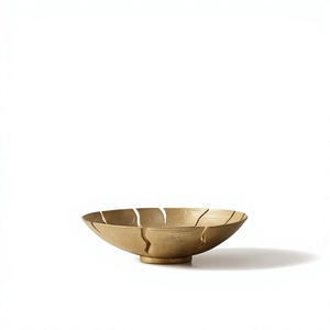 Ensemble de vaisselle de cuisine et de table en métal lourd texturé doré, idéal pour la vente en gros - Product Image 1