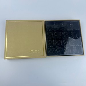 Caja <span class=keywords><strong>de</strong></span> Regalo <span class=keywords><strong>de</strong></span> Lujo Personalizada 4x4, Rígida, con Laminado Mate Repujado, Reciclable, Hecha a Mano, para Dulces, Chocolates, Bombones y Trufas - Product Image 5