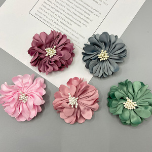 Accessoire de cheveux en tissu 3D fait main, fleur de 5 cm avec centre en perle d'imitation, broche de mariage, décoration de bijoux DIY - Product Image 2