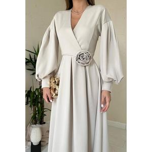 Robe de soirée élégante beige en satin, coupe trapèze, col en V, drapée avec détail rose, taille naturelle - Product Image 1